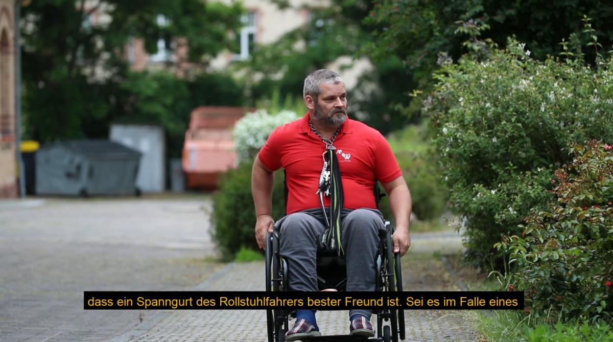 Sreenshot aus dem Video mit Mann im Rollstuhl
