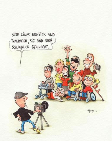 Gruppenfoto Cartoon, der einen Fotografen von hinten vor einer Gruppe behinderter Menschen zeigt. Die Menschen posieren vor der Kamera, viele winken und lachen. Der Fotograf sagt: "Bitte etwas ernster und trauriger, Sie sind doch schließlich behindert."